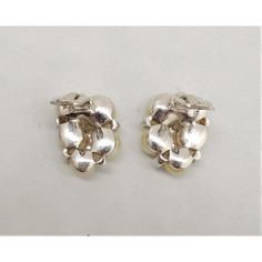 This is part of Chairish’s Costume Jewelry assortment.  Vintage circa 1950s rhodium plated faux-pearl with small round clear rhinestone accents clip back earrings. Marked "Jomaz" Measure: 1 inch long by 3/4 inches wide. Condition: Very good; slight discoloration and mild wear to faux-pearls. Silver Pearl Drop Clip-on Earrings For Evening, Vintage Silver Pearl Earrings For Formal Occasions, Vintage Silver Pearl Earrings For Party, Silver Clip-on Pearl Earrings For Evening, Classic Silver Cluster Earrings For Formal Occasions, Vintage Silver Round Pearl Earrings, Silver Clip-on Earrings For Vintage Events, Retro Silver Clip-on Earrings For Wedding, Silver Retro Clip-on Earrings For Wedding