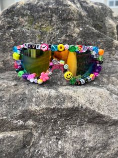 Handgefertigte Kandi-Sonnenbrillen / Perlen werden von Hand platziert, super geklebt und mit einem Glanzlack klar beschichtet. Ein einzigartiges Stück für Konzerte, Raves oder einfach als Gesprächsstarter. Kandi Glasses, Rave Accessories Ideas, Diy Rave Accessories, Kandi Sunglasses, Rave Trinkets, Rave Gifts, Decorate Sunglasses, Sunglasses Beads, Rave Crafts