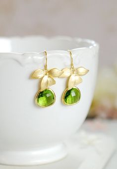 Gold Orchid Flower Apple Green Peridot Green Glass Drop Dangle Earrings. These sweet earrings are made with sparkly faceted green glass stones and gold plated over brass orchid flowers. Glass stones can be changed to a different color upon your request.♥Measurement & Details:Total length: approx. 1.8" (35mm)Glass drop: 15mm x 13mmEar wires: gold plated over brass. High quality plated. Anti tarnish♥ More beautiful handmade earrings are available here:www.etsy.com/shop/KiraKiraDesign?section_i Green Pearl Earrings, Pearl Teardrop Earrings, Gold Orchid, Sweet Earrings, Ankle Jewelry, Peridot Green, August Birthstone Jewelry, Flower Green, Jewelry Bridesmaid