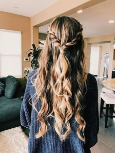 #peinados con #trenzas Hood Hairstyles, Hood Prom, Graduation Board, Glamorous Wedding Hair, Wedding Hair Half, Prom Hairstyles For Long Hair, Short Hairstyle, Hairstyles Long