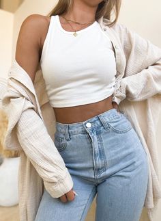 Produktdetails: Lässige Bluse in Creme Aus dem Trendstoff: Musselin Durchgehende Knopfleiste Viele Möglichkeiten zum Stylen Material: 100% Baumwolle Passform & Maße: Einheitsgröße: Passt von XS bis XL Ultra Oversize Schnitt Gesamtlänge: 95cm Brustweite: 80cm Armlänge: 55cm Goal Outfits, Mode Inspo, Summer Outfit, Workout Tops, Mom Jeans, Summer Outfits, Fashion Inspo, Casual Outfits, My Style