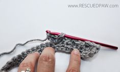 someone is crocheting the ends of their fingernails to create a ring