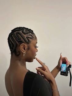 Braided baldie or bald braid protective hairstyle for black women #black #blackgirl #blackhairstyles #blackhairstylesbraids #braids #braidedhairstylesforblackwomen #hairidea #braidideas #style #poses #fashion #90shairstyles #retro #vintage Head Hairstyles, Head Braid, Hair Braid Patterns, Bald Hair, Quick Braided Hairstyles, Braided Cornrow Hairstyles, Braids Hairstyles Pictures, Protective Hairstyles Braids, Pretty Braided Hairstyles