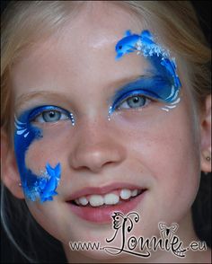 Lonnies Ansigtsmaling - Dolphin mask. Diy Face Paint, Eye Makeup Pictures, Facepainting Ideas, Face Painting Designs, Sea Creature, Facepaint, Makeup Pictures