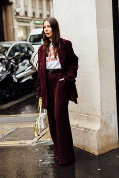 7 Outfits To Steal From Paris Fashion Week Granny Shoes, Emmanuelle Alt, Mode Tips, 70s Women, Burgundy Suit, Paris Mode, Moda Paris, Blazer Outfit