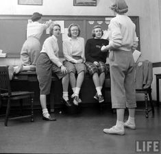 Wellesley. c.1949-Photo of women in school wearing capris/short pants #1940s #1940sphoto #college #schoollife #1940sfashion Nina Leen, Bobby Socks, Wellesley College, Arte Van Gogh, Vintage School, 1940s Fashion, Life Photo, Life Magazine, Vintage Love