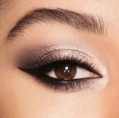 Trucco Smokey Eye, Luxury Palette, Evening Eye Makeup, Silver Eye Makeup, Make Up Designs, Wedding Eyes, Wedding Hairstyles And Makeup, Silver Eyeshadow