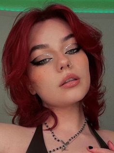 Makeup Looks Clubbing, Black Red Eye Makeup, Edgy Festival Makeup, Make Up For Rock Concert, Punk Rock Concert Makeup, Makeup Ideas Red Eyeshadow, Metal Concert Makeup Looks, Female Rockstar Makeup, Red And Black Rave Makeup