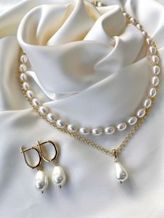 Pearl Handmade Necklace, Jewelry Posts Instagram Ideas, Purls Jewellery, Photoshoot Accessories Ideas, Pearl Necklace Photography, Photoshoot Accessories, Girly Necklace