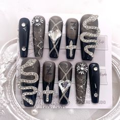 Shape: Long Coffin -Size Chart~ (thumb/index/middle/ring/pinky) XS: 14mm/10mm/11mm/10mm 8mm S: 15mm/11mm/12mm/11mm/ 9mm M: 16mm/12mm /13mm/12mm/ 10mm L: 17mm/ 13mm /14mm /13mm/11mm **please note that we do not accept custom size order anymore** Nail Holiday, Black French Nails, Nails 3d, Nails Prom, West Covina, Black French, Nails Wedding, Prom Nails, 3d Nail