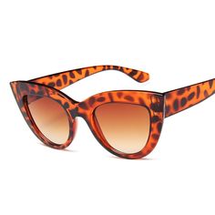 Vintage luxury sun glasses, cat eye design - oh so stylish! Glamour Vintage, Eye Fashion, Plastic Glasses, Cat Eye Sunglasses Women, Sunglasses Women Vintage, Sunglasses Women Fashion, نظارات شمسية, Retro Cats, Trending Sunglasses