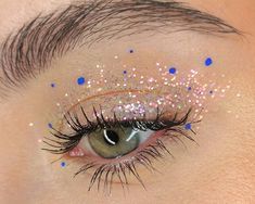 Birthday Eyeliner, Simple Creative Makeup, Christmas Lights Makeup, Pink Glitter Eye Makeup, Festival Make Up, Glitter Eye Makeup, Glitter Eye