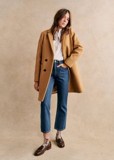 Mid-length coat;Straight cut;Tailored collar;Double breasted fastening with imitation horn buttons;Piped pockets;Back slit;Lined;Length from shoulder 90 cm / 35.4 in (for a 36) Sezane Style, Fall Coats For Women, Mode Style Anglais, Camel Coat Outfit, Mantel Beige, Spring Coat, Camel Coat, French Brands, Coat Black