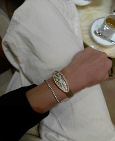 Cartier Watches Women, Classy Wedding Dress, This Is Your Life, Cartier Jewelry, Arab Fashion, Visual Diary, Jewelry Lookbook, Fine Jewels, Chic Accessories