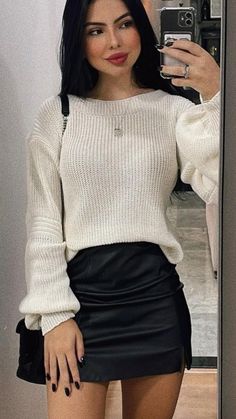 Valentines Inspo Outfit, Outfits Paty Sp, Turtle Neck And Skirt Outfit, Paty Sp Outfit, Black Purse Outfit, Look Patty, Black Leather Skirt, Looks Party, Elegante Casual