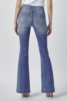 Get comfortable and trendy in these ultra stretchy jeans. The medium wash flared jegging features a flattering flared fit, a faded wash, and light whisker detail. Additionally it has two faux front pockets and two back real pockets. Import Inseam: 33” Rise: 8 1/2” Fabric Content: 57% Cotton 26% Polyester 15% Rayon 2% Spandex S M L XL WAIST 27 ½ 29 ½ 31 ½ 33 ½ INSEAM 33 33 33 ½ 33 ½ RISE 9 9 ⅜ 9 ¾ 10 ⅛ LEG OPENING 19 20 21 22 Umgee Clothing, Thml Clothing, Umgee Dress, Umgee Tops, Pull On Jeans, Stretchy Jeans, Love Clothing, Denim Flares, Plus Dresses