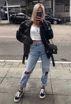 Mom Jeans Outfit Summer, Comfy Jeans Outfit, Jeans And Vans, Outfits Mom, Timeless Outfits, Pastel Outfit, Summer 19