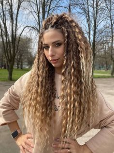 Curly brown to blond synthetic dreadlocks.  Options: Double Ended (DE) Curly Crochet dreads  Color : T042 Lenght: about 55 cm(22 inches) at the fold  Quantity: 50 pieces. Together 100 ends. Weight : 300 gr Material: kanekalon (synthetics hair)  Hypoallergenic material  Suitable for partial weave 50 DE or 60 extra DE. Curled material has a small crochet dreads from the middle. You can use braid for 1-2 months. It depends of how fast your natural hair grows . Dreads can be washed many times  Care Wavy Synthetic Dreads, Curly Dreadlock Extensions, Double Ended Dread Extensions, Curly Dread Extensions, Braided Dreads For Women, Wavy Dreadlock Extensions, Partial Dreads Curly Hair, Braid In Dreads Extensions, Partial Dreads Placement