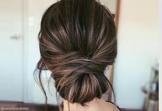 Bridesmaid Hairstyles Mid Length Updo, Messy Updo Medium Hair, Sanggul Cepol, Beautiful Updos, Messy Updos, Bridesmaid Hair Side, Bridesmaids Hairstyles, Twisted Bun, Date Night Hair