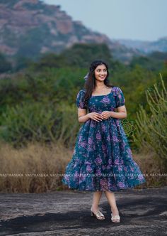 Floral Organza Churidar Designs, Organza Frocks For Women Indian, Dress Designs Frocks, Short Frocks For Women Fashion Outfits, Dresses With Sarees, Short Frock Models For Women, Scratch Dress Designs, Floral Organza Frocks For Women, Sleeves Design For Frocks