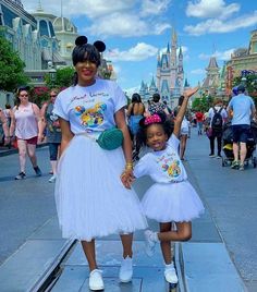 Mother and child Mother Daughter Fashion, Mother Daughter Matching Outfits, Mom And Daughter Matching, Mother Daughter Outfits