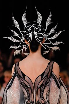 Iris Van Herpen Fall 2022, Haute Couture Accessories, Iris Van Herpen Accessories, Iris Van Herpen Headpiece, Iris Van Herpen Inspiration, Black And White Haute Couture, Fashion Magazine Covers Photography, Iris Van Herpen Couture, Gold Inspo