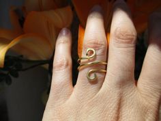 Brass ring, handmade ring, reversible ring, simple ring. Boho jewels. Wire jewelry. Original gift for women. I leave you some links in case you want to see other products similar to this in the store: https://www.etsy.com/es/listing/857877281/conjunto-de-anillos-finos-anillos?ref=shop_home_active_1 https://www.etsy.com/es/listing/639244791/anillo-ajustable-de-cobre-anillo-boho-de?ref=shop_home_feat_1&bes=1 https://www.etsy.com/es/listing/725635504/anillo-sencillo-de-cobre-y-resina?ref=shop_h Handmade Midi Rings With Open Band For Gifts, Handmade Open Band Midi Rings As Gift, Reversible Ring, Boho Jewels, Brass Ring, Rings Simple, Original Gift, Handmade Ring, Boho Jewelry