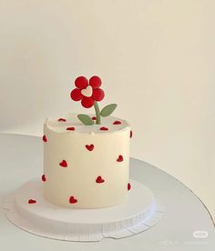 Love Bug Cake, Star Shaped Cake, Korean Cakes, Minimalist Cake, Cocina Ideas, Boyish Outfits, Anime Cake, Korean Cake, Cake Decoration Ideas