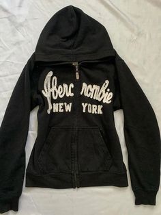 H&m Y2k, Vintage Zip Up, Hoodie Zip Up, Hoodies Zip Up, Black Items Aesthetic, Dream Clothing Aesthetic, Black 2000s Fashion, 90s Hoodies, Cute Zip Up Hoodie