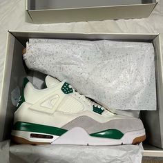 Pine Green Sb With A White Leather Upper With A Neutral Grey Suede Mudguard. Zapatillas Jordan Retro, Jordan 4’s, Pretty Sneakers, Nike Shoes (men), Trendy Shoes Sneakers, Dr Shoes, Nike Fashion Shoes, Pretty Shoes Sneakers, Jordan 4s