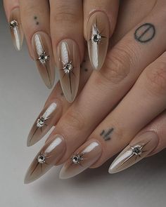 𝔹𝕖́𝕣𝕖́𝕟𝕚𝕔𝕖 - NAIL ARTIST 78 (@berettoclaws) • Instagram photos and videos Fourth Wing Nails, Greek Goddess Nails, Goddess Nails, Elegant Touch Nails, Natural Acrylic Nails, Minimal Nails Art, Galaxy Nails, Edgy Nails, Minimal Nails