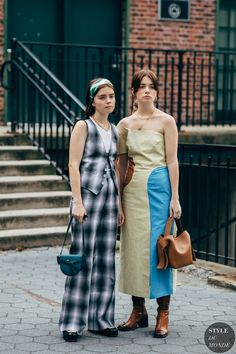 STYLE DU MONDE| Street Style Street Fashion Photos Blutstein Twins, Black And White Costume, Reese Blutstein, New York Fashion Week Street Style, Style Spring, Celebrity Street Style