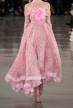 Giambattista Valli Fall 2022, Jolie Photo, Giambattista Valli, Fall 2022, Glam Dresses, Classy Dress, Fancy Dresses, Ball Dresses, Couture Fashion