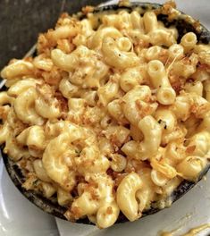 macaroni and cheese is sitting on a plate