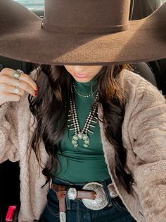 Country Outfits Cold Weather, Western Shein Outfits, Green Cowgirl Outfit, Green Western Outfit, Western Outfits Women Spring, Texas Style Fashion, Rodeo Outfits For Women Western, Rodeo Outfits Winter, Classy Western Outfits