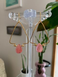 These geometric earrings are made from gold plated wire and pink quartz. Quartz Rose, Quartz Earrings, Pink Quartz, Geometric Earrings, Favorite Jewelry, Jewelry Earrings Dangle, Etsy Earrings, Dangle Drop Earrings, Dangle Earrings