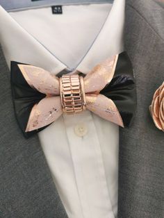 Men's, boys bow tie metallic rose gold and black colour combination. Can be bought as set with rose gold and black boutonniere lapel flower. We offer matching pocket squares, rose gold suspenders. Suitable For boys prom suit, wedding bowtie, groomsmen bow tie rose gold black gift sets. Our bow ties are handmade in Europe with much love and Sense for the detail. Material for the bow tie is Italian leather and European satin. We offer different bow tie sizes.  MENS BOW TIE is pre-tied approximately 4.3-inch x 3 inch big. It comes with and Adjustable fabric strap with metal hardware for neck size 14 inch to 19.5 inch.  BOUTONNIERES are a colour match to the bow tie and are 2 inch big.  We also offer BOYS SIZES BOW TIE that are 4-inch x 2 wide and also on an adjustable strap. These are meant f Metallic Wedding, Groomsmen Bowtie, Black Color Combination