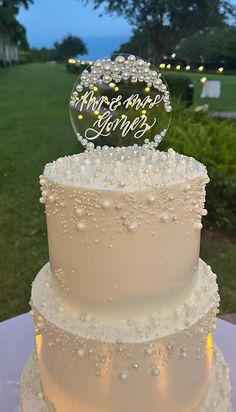 Wedding Cake Inspo Aesthetic, Lace And Pearl Wedding Cake, Wedding Cake Designs Pearls, Pearl Wedding Cakes, Pearl Wedding Decor, Wedding Cales, Pearls Cake, Classy Wedding Cakes