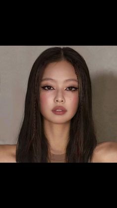 Jennie Kim Smokey Eye, Jennie Kim Makeup Look, K Pop Makeup Eye, Dance Performance Makeup, Jennie Makeup Look, Eyeliner Asian Eyes, Kpop Makeup Female, Asian Goth Makeup, Jennie Kim Makeup