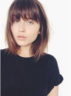 If you’re a beautiful brunette than you know that brown is never simply brown. It has a variety of hues hidden in the colors including caramels, honeys, coffees and chestnut colors. A chic bob with bangs can be the perfect way to show off your luscious locks. If you want bangs then you have to … Medium Length Hair With Bangs, Short Haircuts With Bangs, Medium Long Hair, Super Hair, Long Hair With Bangs, Short Hairstyle, Round Faces, Short Hair With Bangs, Haircuts With Bangs