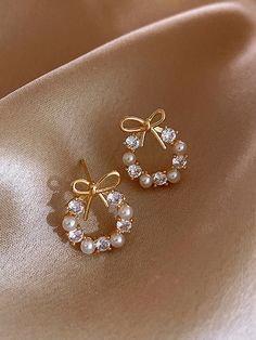 Bridal Earring, Gold Earrings Models, Pretty Jewelry Necklaces, Fancy Jewellery Designs, Classy Jewelry, Fancy Jewellery, Gold Earrings Designs, Jewelry Lookbook, Bow Earrings