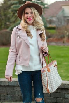 Todo es mejor en Pink Pink Moto Jacket, Shein Jeans, Turtleneck Tunic, White Turtleneck, Layering Outfits, Moto Jacket, Wool Coat, First Look, Distressed Jeans