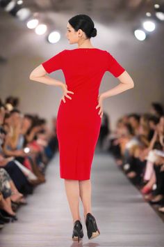 Un vestido con un atractivo color rojo, diseñado a la medida de quien lo lleva, de corte recto y ceñido a la cintura. Es hasta la rodilla y es ideal para un evento de negocios o una salida nocturna. Este vestido es perfecto para aquellas que quieren lucir sus hermosas curvas, ya que favorece a las que tienen una figura de reloj de arena. Puedes usarlo completamente para el trabajo o para ocasiones formales sin ser menos educado o elegante. Fácil de combinar con zapatos o sandalias. También puede Red V-neck Dress With Fitted Bodice, Chic Red Midi Dress With Straight Neckline, Red Bodycon Dress With Fitted Bodice, Red Dress With Straight Neckline For Spring, Fitted Red Mini Dress With Straight Neckline, Red Fitted Bodice Midi Dress, Red Midi Dress With Straight Neckline For Formal Occasions, Red Midi Dress With Fitted Bodice, Red Fitted Dress With Straight Neckline