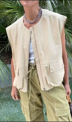 Cargo Vest Outfits For Women, Cargo Vest Outfit, Printed Tshirt Outfit, Vest Outfits For Women, Chic Fashionista, Beige Outfit, Safari Style, Summer Outfit Inspiration, Vest Fashion