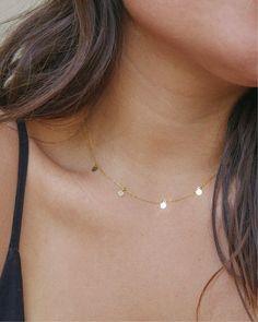 Delicate Necklace Minimalist Jewelry, Simple Everyday Jewelry, Prom Jewelry Guide, Cute Layered Necklaces, Teenage Jewelry, Simple Gold Necklace Designs, Simple Gold Necklaces, Gold Everyday Necklace, Everyday Gold Necklace