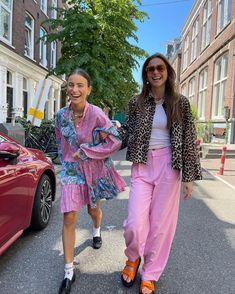 Spring Colourful Outfits, Bright Summer Outfits Aesthetic, Portuguese Street Style, Colourful Spring Outfits, Bright Color Aesthetic, Fashion Outfits Feminine, Colorful Spring Outfits, Luna Isabella, Lenin Pants