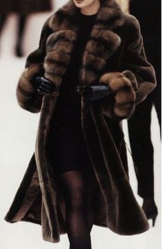 90s Runway Fashion, Runway Fashion Couture, Fabulous Furs, Mink Fur Coat, Mode Inspo, Fur Fashion, Mode Vintage, Looks Vintage