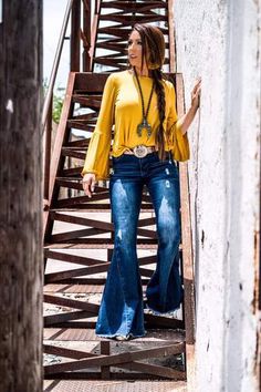 Southern Outfits Classy, Boho Western Outfits, Bell Bottom Jeans Outfit, Nfr Outfits, Western Dresses For Women, Nfr Fashion, Cowgirl Style Outfits, Southern Outfits, Mid Rise Flare Jeans