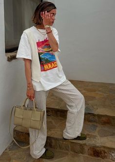 Mexico Street Style, Farm Rio Outfit, Fashion Outfits Feminine, Lenin Pants, Aesthetic Outfit Ideas For School, Oversized Tee Outfit, Dress Beach Outfit, European Outfits