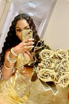 Gold Birthday Ideas, Gold Birthday Dress, Couple Prom, Birthday Planner, 18th Birthday Outfit, 17th Birthday Ideas, Sisters Photoshoot Poses, Birthday Dress Women